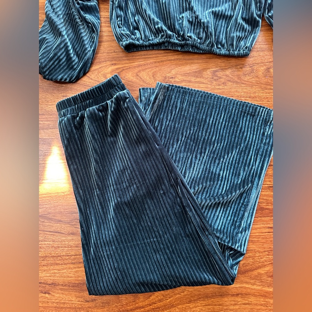 NWOT Miss Sparkling Elegant Teal Velvet Pleated Set Medium - Picture 4 of 6